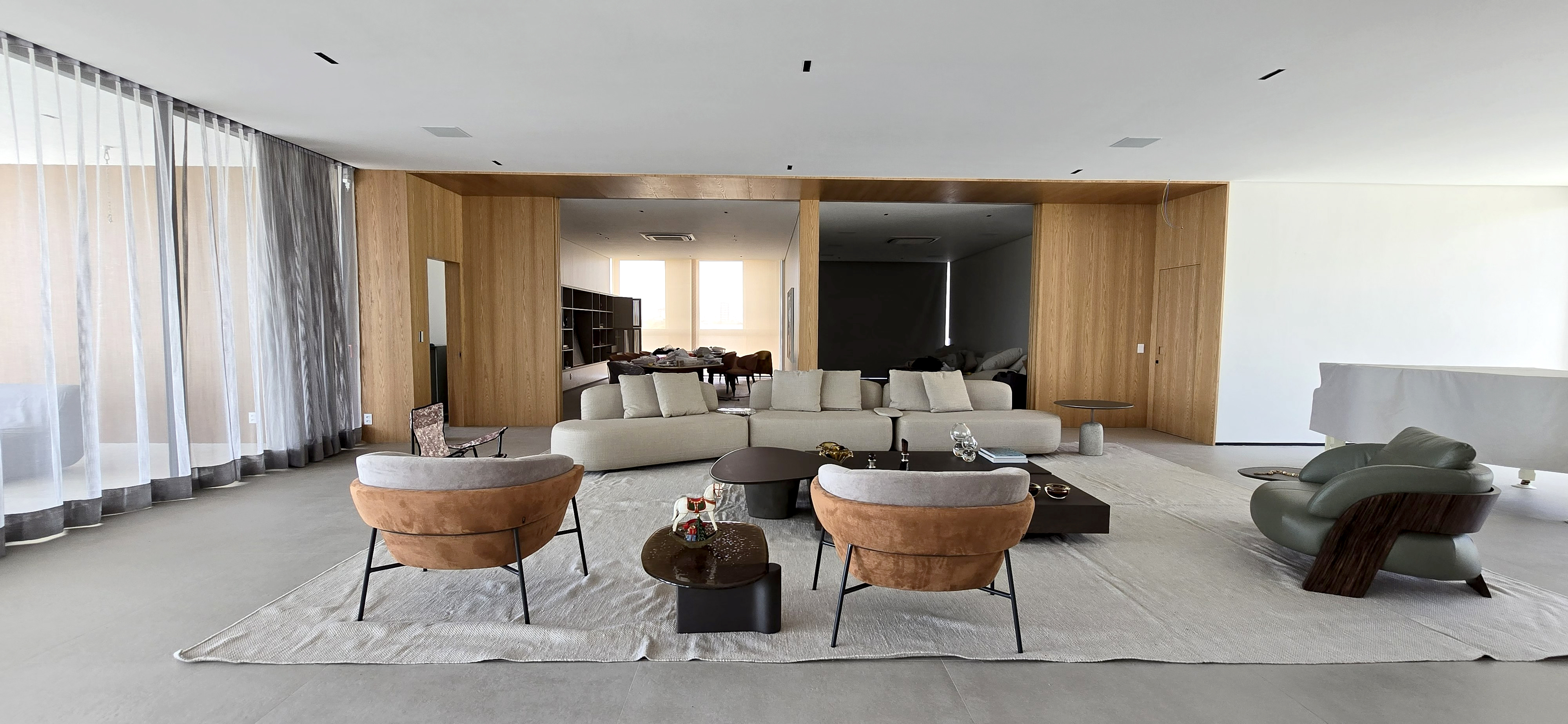 Projeto residencial com marcenaria planejada em ambiente sofisticado